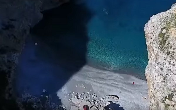Βύθουρη: Η απομονωμένη παραλία της Εύβοιας που κρύβει ένα μυστικό
