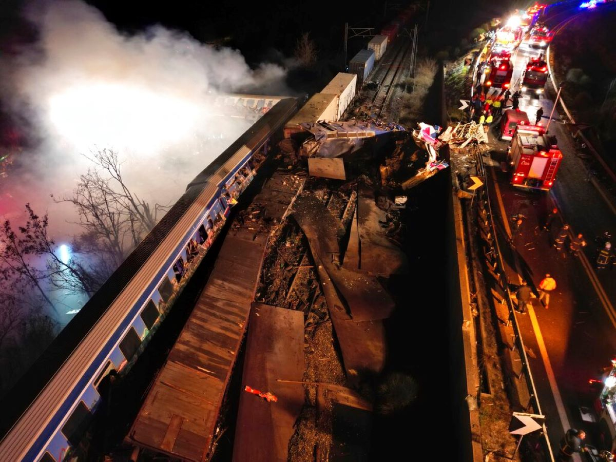 Σύγκρουση τρένων στα Τέμπη: Μακελειό με τουλάχιστον 29 νεκρούς και 85 τραυματίες - Ψάχνουν εγκλωβισμένους