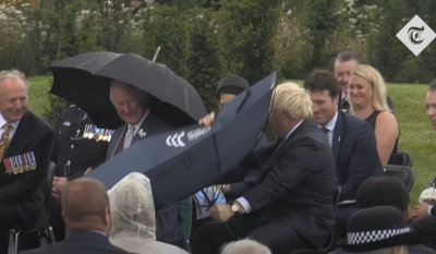 Μπόρις Τζόνσον εναντίον ομπρέλας... σημειώσατε διπλό (Βίντεο)