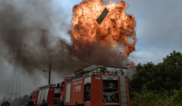 Φωτιές - Αττική: Εκρήξεις σε εργοστάσιο με εύφλεκτα υλικά στις Αφίδνες