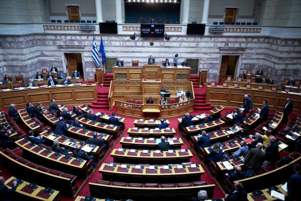 Βουλή: Με συντριπτική πλειοψηφία εγκρίθηκαν τα μέτρα στήριξης για τα Τέμπη