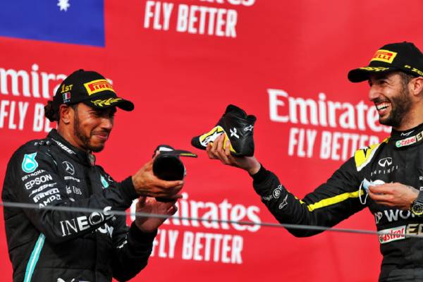 Formula 1: Η κόντρα των Mercedes και Renault στα social media (pics)