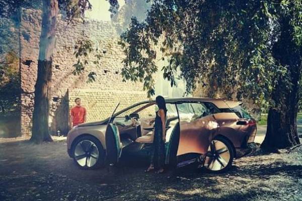 Διαφήμιση BMW: Το νέο όχημα που οδηγείται χωρίς οδηγό και το ζευγάρι κάνει έρωτα μέσα στο αυτοκίνητο
