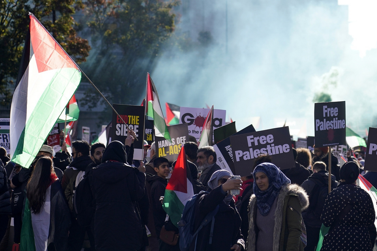 Λονδίνο: Η αστυνομία συγκρούστηκε με ακροδεξιούς διαδηλωτές κατά την έναρξη διαδήλωσης υπέρ των Παλαιστινίων