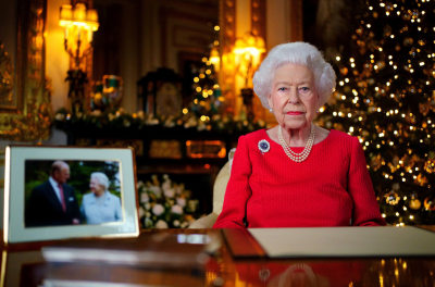 Η αγαπημένη χριστουγεννιάτικη παράδοση της βασίλισσας Ελισάβετ που θα «σπάσει» ο Κάρολος
