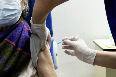 Ανησυχία μήπως ο μεταλλαγμένος ιός από τη Νότιο Αφρική ακυρώσει το υπάρχον εμβόλιο - Μόνο στο iEidiseis