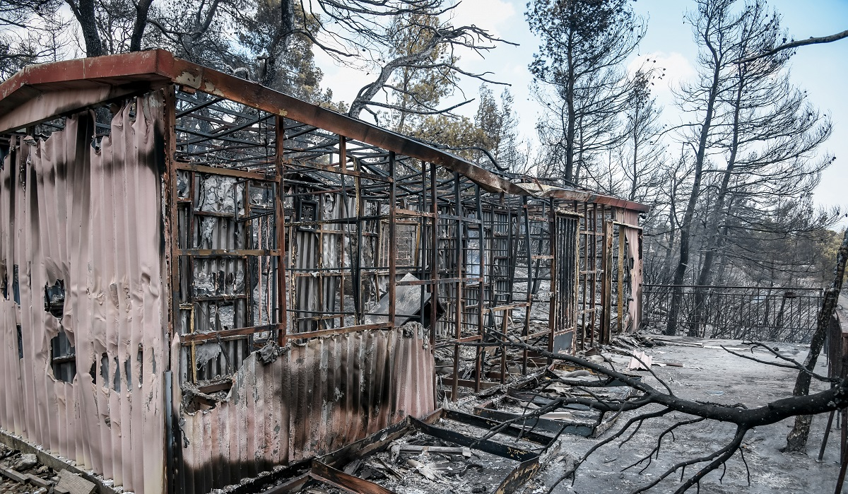 Φωτιά στα Βίλια: Σπίτια έγιναν στάχτη - Η καταστροφή μέσα από εικόνες