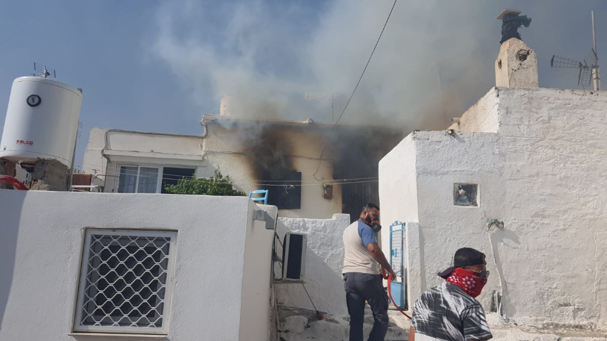 Ανεξέλεγκτη η φωτιά στη Ρόδο: Καίγονται σπίτια στο Ασκληπιείο - Χαοτικές εικόνες (Βίντεο)