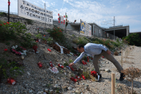 Τσίπρας: Άφησε λουλούδια στο σημείο της τραγωδίας των Τεμπών