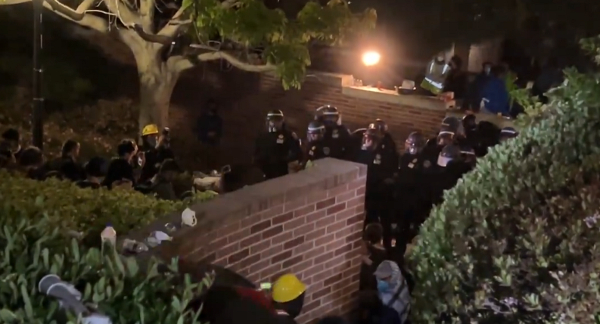 Αντιπολεμικές διαδηλώσεις στα πανεπιστήμια: Η αστυνομία επέστρεψε και διαλύει την κατάληψη στο UCLA