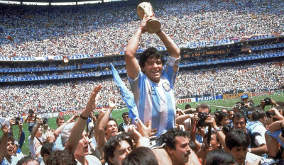 Στις 29 Ιουνίου 1986, ο Ντιέγκο Μαραντόνα κρατά το τρόπαιο του Παγκοσμίου Κυπέλλου μετά τη νίκη της Αργεντινής ενάντια στη Δυτική Γερμανία με 3-2 στο Atzeca Stadium, στην Πόλη του Μεξικού.
