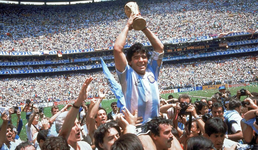 Στις 29 Ιουνίου 1986, ο Ντιέγκο Μαραντόνα κρατά το τρόπαιο του Παγκοσμίου Κυπέλλου μετά τη νίκη της Αργεντινής ενάντια στη Δυτική Γερμανία με 3-2 στο Atzeca Stadium, στην Πόλη του Μεξικού.