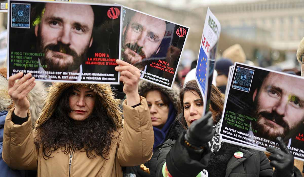 Ιράν: Αποφυλακίζεται, μετά από 465 μέρες, ο Βέλγος ανθρωπιστής Βαντεκαστέελε και επιστρέφει στη χώρα του