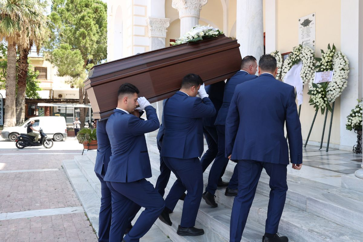 Γιάννης Βογιατζής: Συγκίνηση στην κηδεία του αγαπημένου τραγουδιστή