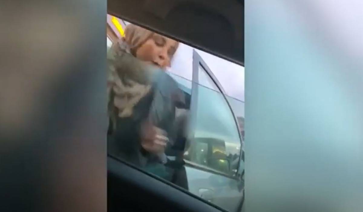 Τσακώθηκαν σε πάρκινγκ σούπερ μάρκετ και βγήκε από το αμάξι και την έφτυσε (Βίντεο)