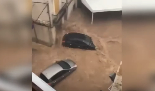 Χάος στην Ισπανία: Σφοδρές πλημμύρες παρασέρνουν αμάξια - Στο «σκοτάδι» χιλιάδες σπίτια
