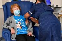 Βρετανία: «Αφού μπορώ εγώ, μπορείτε κι εσείς» λέει η 90χρονη που εμβολιάστηκε πρώτη στον κόσμο