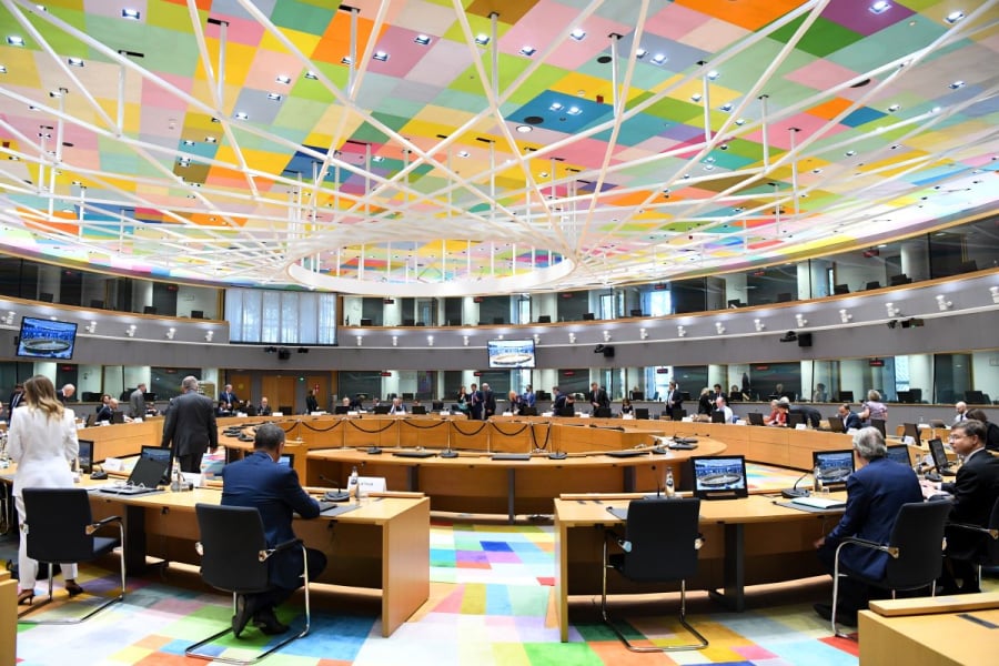 Φρένο σε αυξήσεις μισθών και συντάξεων - Τέλος στα επιδόματα βάζει το Εurogroup