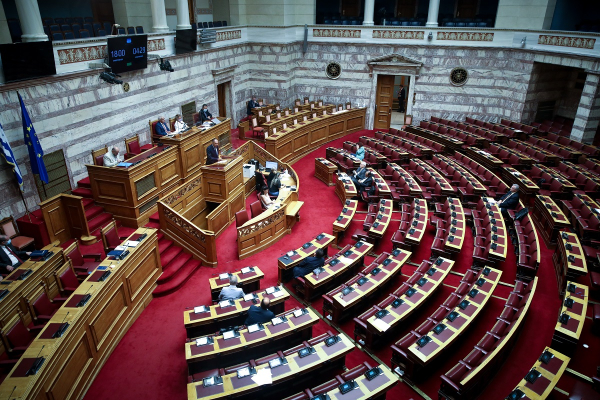 Βουλή: Μόνο με τις «γαλάζιες» ψήφους «πέρασε» η ΠΝΠ για την ΕΥΠ