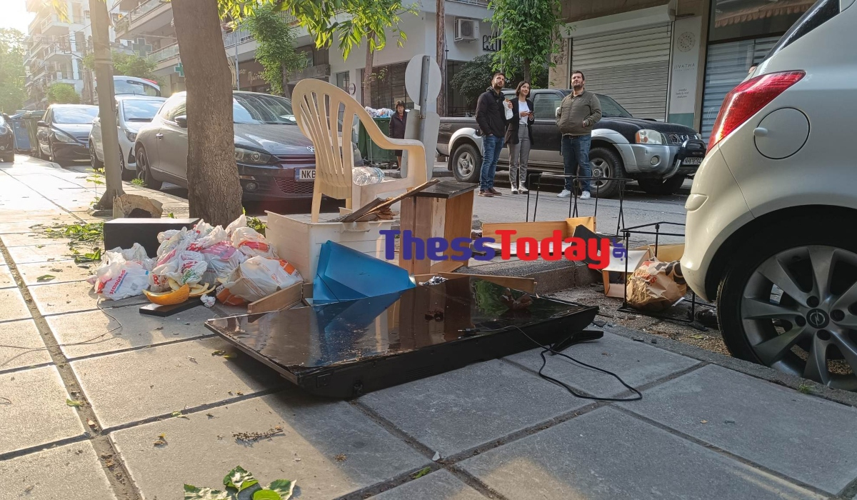 Θεσσαλονίκη: Άνδρας σε αμόκ πετούσε από τον μπαλκόνι ό,τι έβρισκε - Από καρέκλες μέχρι τηλεόραση