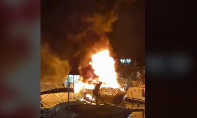 Αίγινα: Σκάφος γίνεται παρανάλωμα του πυρός στο λιμάνι (βίντεο)