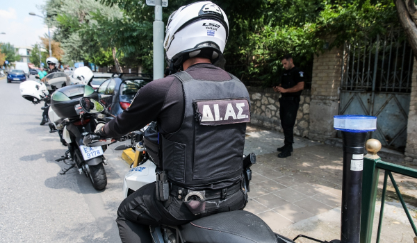 Μαχαίρωσαν άνδρα στο κέντρο της Αθήνας – Μπήκε αιμόφυρτος σε κατάστημα