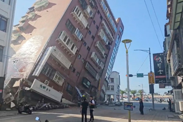 Τεράστιος σεισμός στην Ταϊβάν: Δυστοπικό σκηνικό με 4 νεκρούς - Έγειραν κτήρια, κατέρρευσαν πολυκατοικίες (βίντεο)