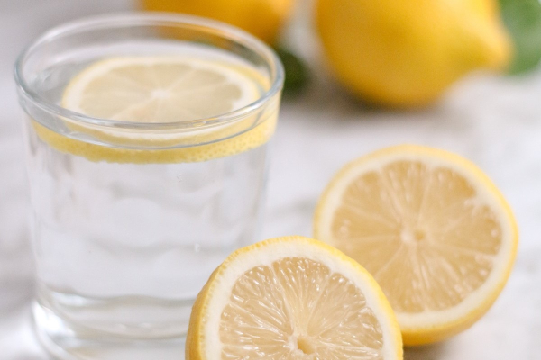 Νερό με λεμόνι: Τα οφέλη και οι κίνδυνοι – Τι θα συμβεί στο σώμα σας αν το πίνετε καθημερινά