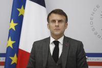 Ο Μακρόν υπερασπίζεται τα νέα σκληρά μέτρα για το μεταναστευτικό στη Γαλλία