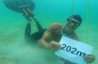 Κολύμπησε 202 μέτρα με μια ανάσα 2,5 λεπτών και έσπασε παγκόσμιο ρεκόρ