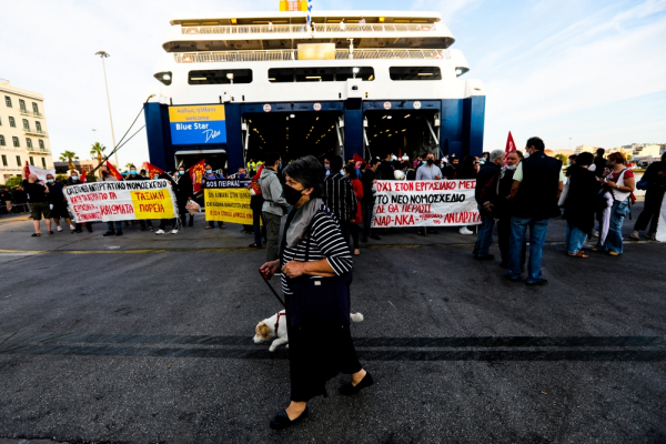 Ουρές ταλαιπωρίας στον Πειραιά: Ανεστάλη η απεργία, φεύγουν τα πλοία