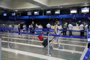 Νέα μέτρα στα αεροδρόμια: Οι όροι και οι προϋποθέσεις εισόδου των τουριστών, ποιοι δεν θα εισέρχονται