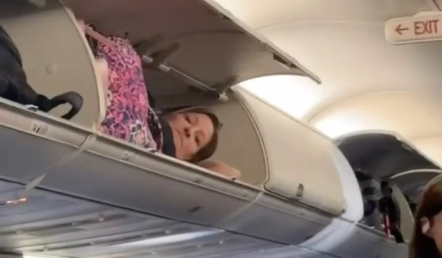 Σκαρφάλωσε σε ντουλάπι χειραποσκευών του αεροπλάνου και… κοιμήθηκε (Βίντεο)