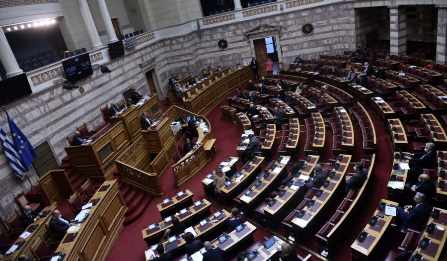 Βουλή: Σύσσωμη η αντιπολίτευση ζήτησε την απόσυρση του νομοσχεδίου για τα «golden boys» του ΕΦΚΑ