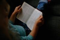 Η συγκινητική στιγμή που τυφλό κοριτσάκι διαβάζει το αγαπημένο της βιβλίο (Βίντεο)