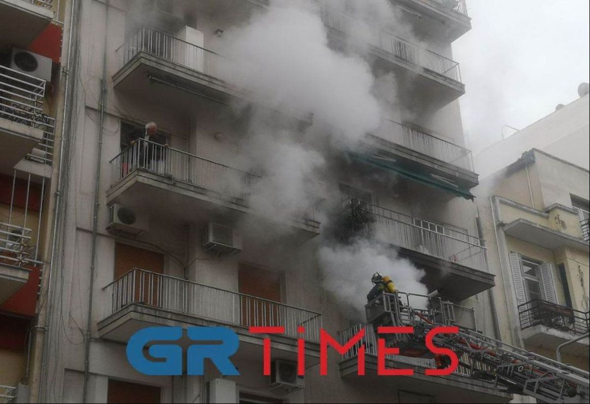 Θεσσαλονίκη: Φωτιά σε διαμέρισμα – Απεγκλωβίστηκαν δύο άτομα