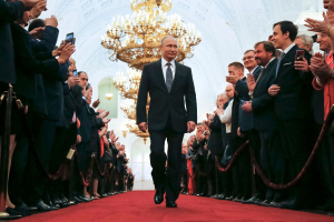 Ρωσία: Ο Πούτιν παίρνει «κεφάλια» για διαφθορά - Σήμερα με εντυπωσιακή τελετή ξεκινά η πέμπτη θητεία του