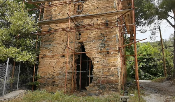 Βόλος: Πύργος του Μεσαίωνα κινδυνεύει με κατάρρευση - Αφύλακτη η είσοδος (Βίντεο)