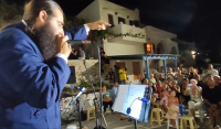 Παπάς «ράπερ» ξεσήκωσε το κοινό σε συναυλία στη Νάξο (βίντεο)