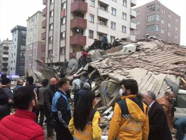 Κατέρρευσε εξαώροφο κτίριο στην Κωνσταντινούπολη - Τουλάχιστον ένας νεκρός