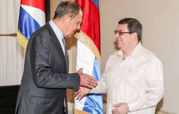 Ο Ρώσος υπουργός Εξωτερικών, Σεργκέι Λαβρόφ, και ο υπουργός Εξωτερικών της Κούβας, Μπρούνο Ροντρίγκες Παρίγια