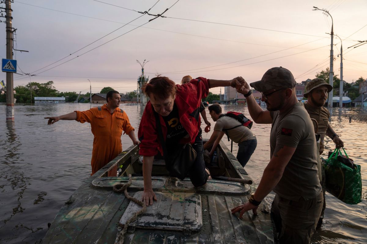 Φράγμα Καχόβκα: Με βάρκες απομακρύνονται οι κάτοικοι - Στις πληγείσες περιοχές ο Ζελένσκι