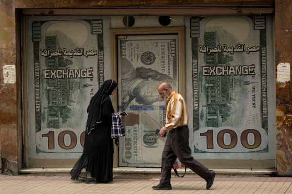 Αίγυπτος: Κατέρρευσε το νόμισμα, είσοδος στο ΔΝΤ