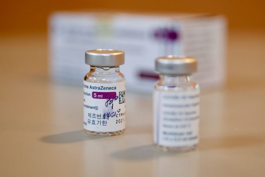 Eμβόλιο AstraΖeneca: To προσαρμόζει κατά της νοτιοαφρικανικής μετάλλαξης
