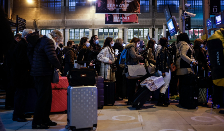 Κορονοϊός: Η Βρετανία αίρει όλα τα μέτρα για τους ταξιδιώτες