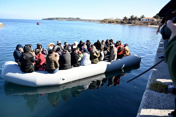 Λέσβος: Ακραία στοιχεία εμποδίζουν την αποβίβαση προσφύγων και μεταναστών (video)