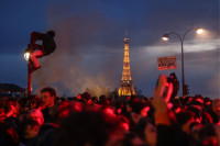 Η Γαλλία «φλέγεται» μετά το «τρικ» του Μακρόν με το συνταξιοδοτικό - Πεδίο μάχης οι δρόμοι του Παρισιού