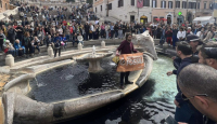 Ρώμη: Aκτιβιστές έριξαν μαύρο υγρό στο ιστορικό σιντριβάνι της Πιάτσα ντι Σπάνια