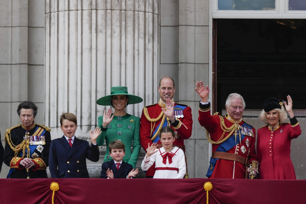 Κάρολος: Πρώτο Trooping the Colour για τον βασιλιά - Δείτε φωτογραφίες