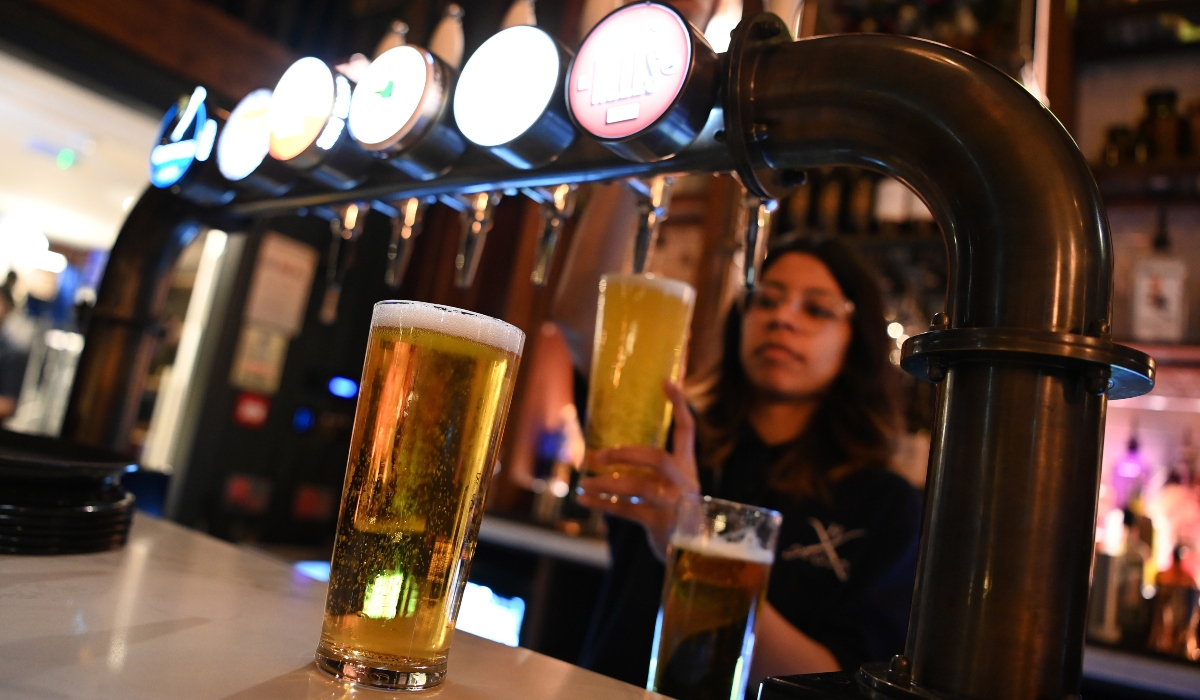 «Η τελευταία μπίρα»: Απειλή λουκέτου στις βρετανικές παμπ λόγω ενεργειακής κρίσης